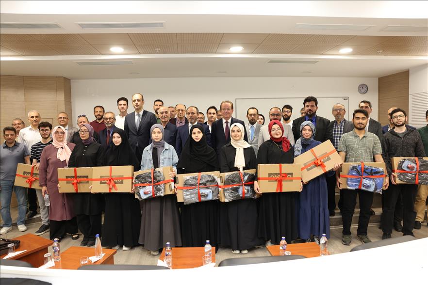 rektor-prof-dr-mahmud-gungorden-ogrencilere-mujde-ilk-1000e-burs-ilk-10a-dizustu-bilgisayar