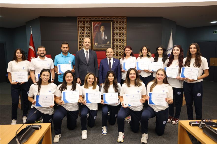 paunun-spor-basarilari-rektor-gungor-tarafindan-odullendirildi