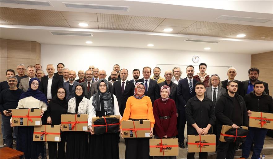 ilahiyat-fakultesinde-2025-2026-egitim-ogretim-yili-dizustu-bilgisayar-hediye-toreni-gerceklestirildi