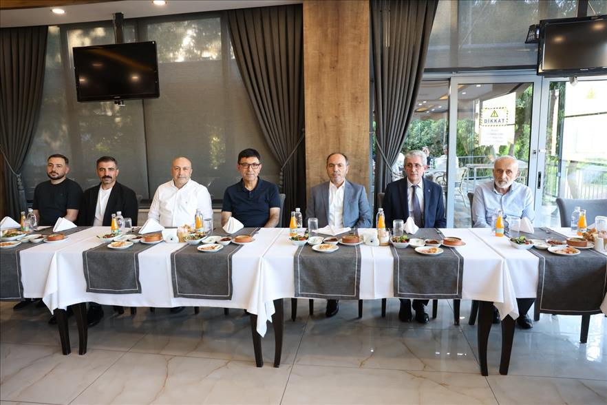 rektor-prof-dr-mahmud-gungor-eys26-tanisma-yemegine-katildi